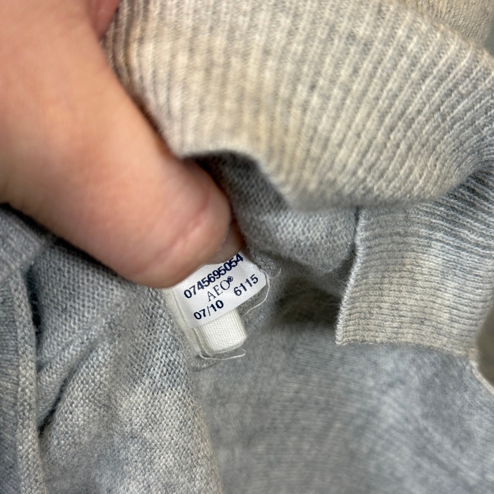 American Eagle V-Neck Sweater Womens XS Gray Knit Vintage Y2K Slim Fit Preppy - Picture 5 of 7